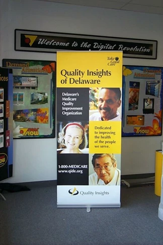 Retractable image banner stand